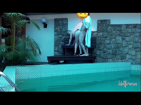 ❤️ Kāhea ʻo Boss i ke kaikamahine i ka loko wai, akā ʻaʻole hiki iā ia ke pale i ka wela ️❌ Fuck video ia makou ❌️