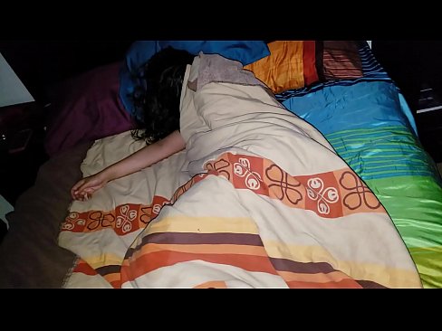❤️ Hoʻopiʻi ʻo Stepson i kona makuahine ʻōpio ʻoiai ʻo ia e hiamoe ana. ️❌ Fuck video ia makou ❌️